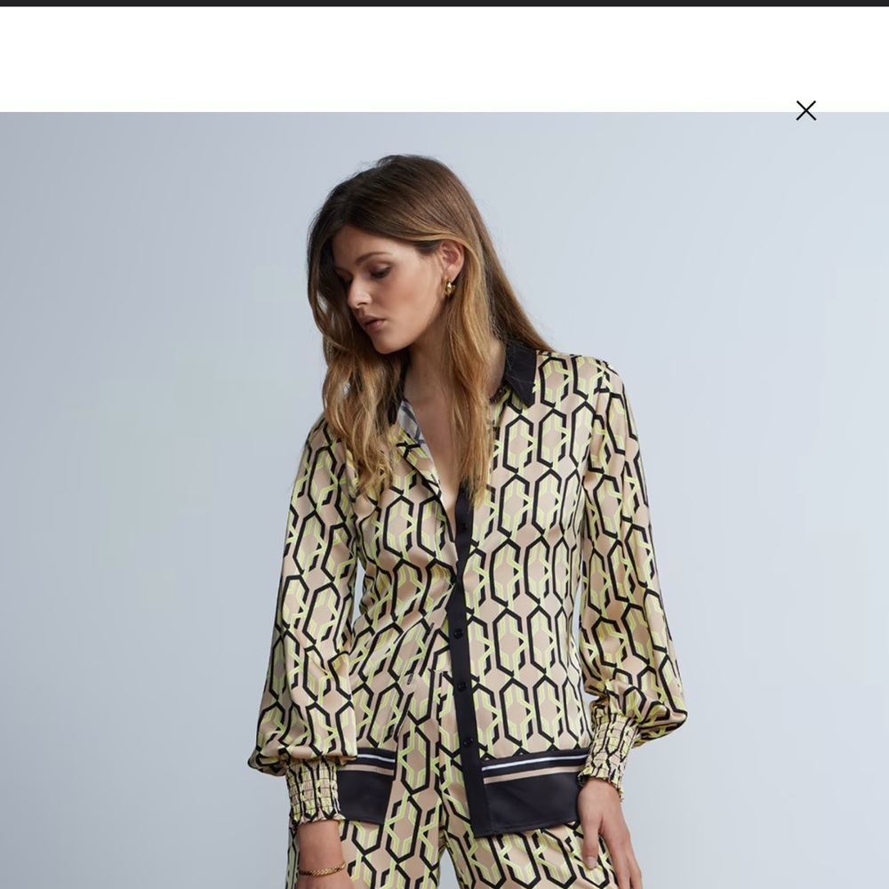 ISO New York and Company Link Style Top Size Medium